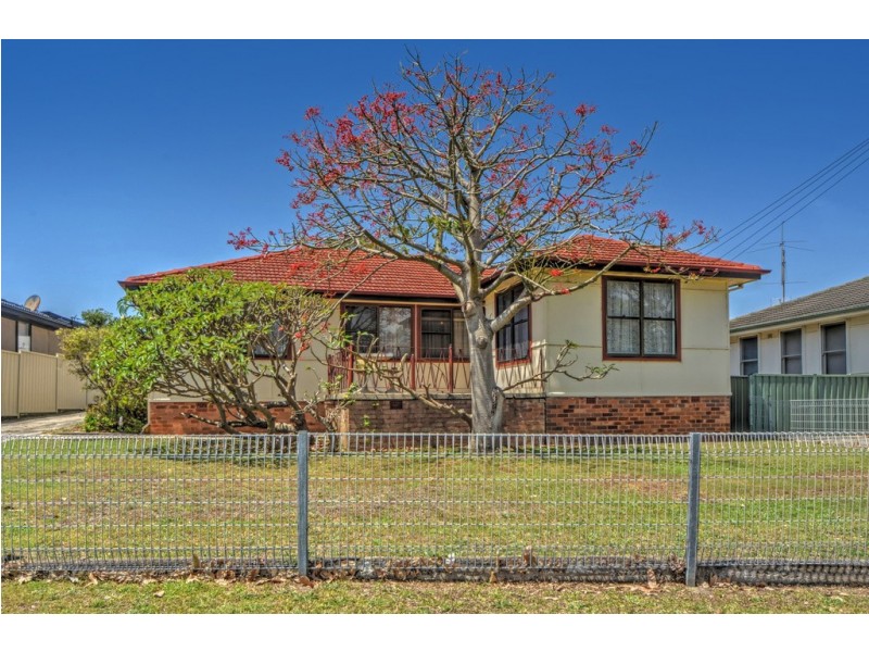 4 Beaton Street, Lake Illawarra NSW 2528