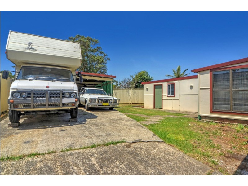 4 Beaton Street, Lake Illawarra NSW 2528