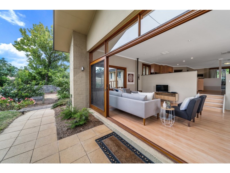 6 McKeahnie Street, Weetangera ACT 2614