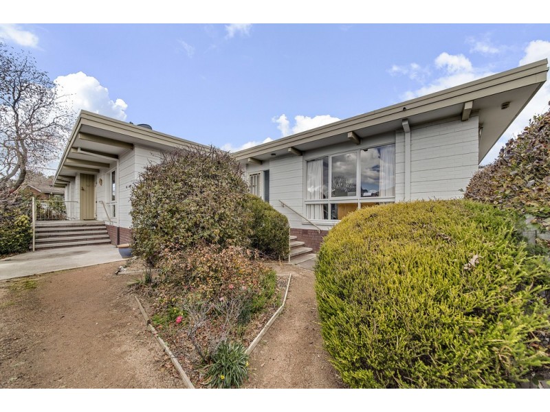 8 Weingarth Street, Holder ACT 2611