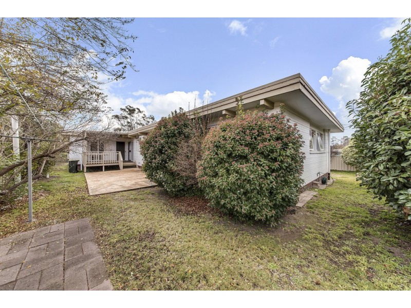 8 Weingarth Street, Holder ACT 2611