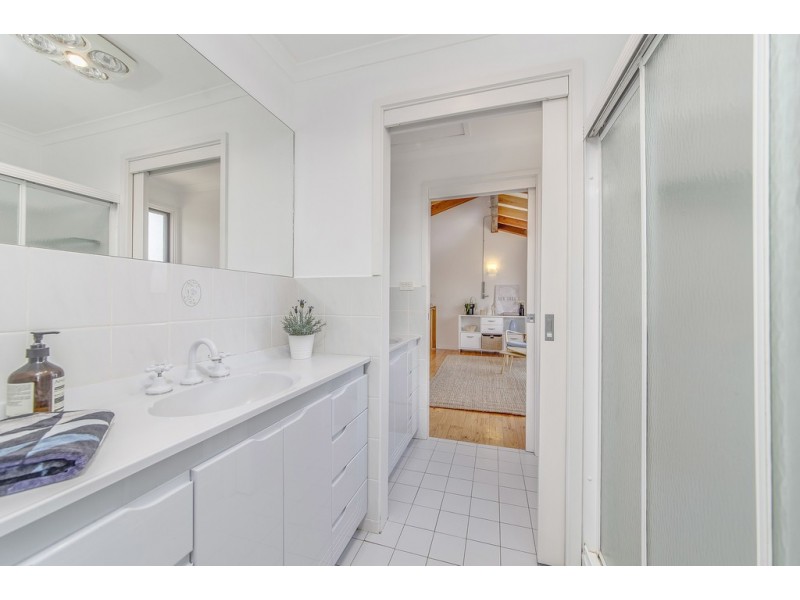 60 Bacchus Circuit, Kambah ACT 2902
