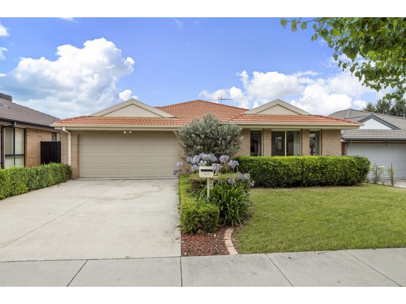 17 Betty Maloney Crescent, Banks ACT 2906