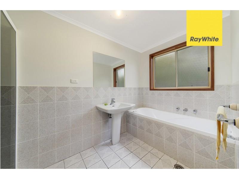 16 Rowntree Crescent, Isaacs ACT 2607
