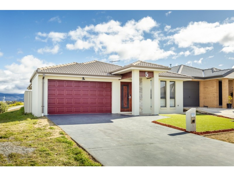 5 Hilda Kincaid Crescent, Macgregor ACT 2615