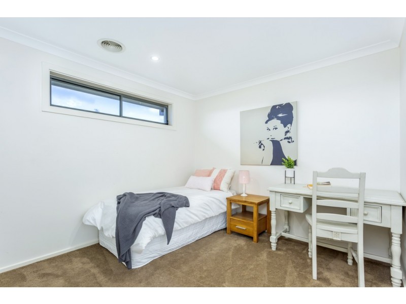 5 Hilda Kincaid Crescent, Macgregor ACT 2615