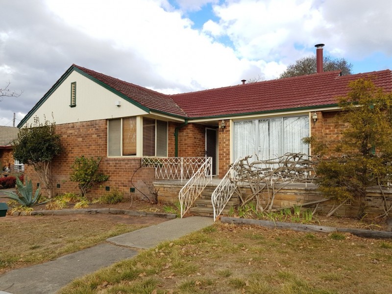 16 Narambi Street, Narrabundah ACT 2604