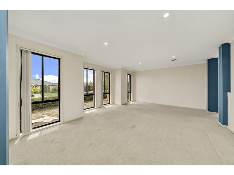 7 Freestone Crescent, Jerrabomberra NSW 2619