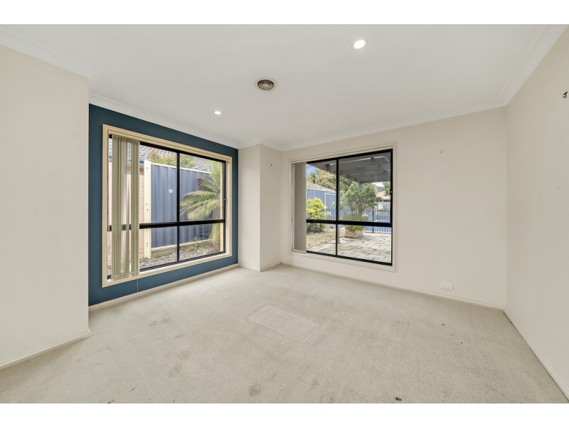 7 Freestone Crescent, Jerrabomberra NSW 2619