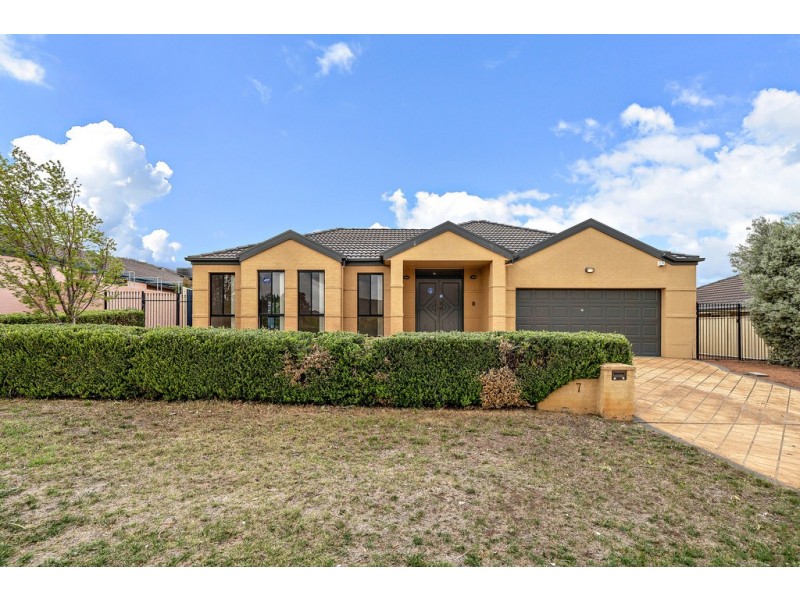 7 Freestone Crescent, Jerrabomberra NSW 2619