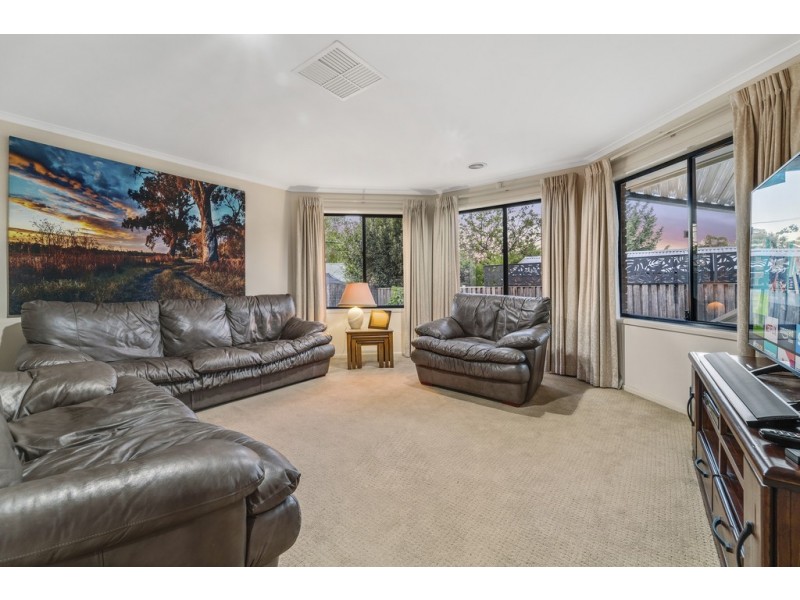8 Bega Place, Narrabundah ACT 2604