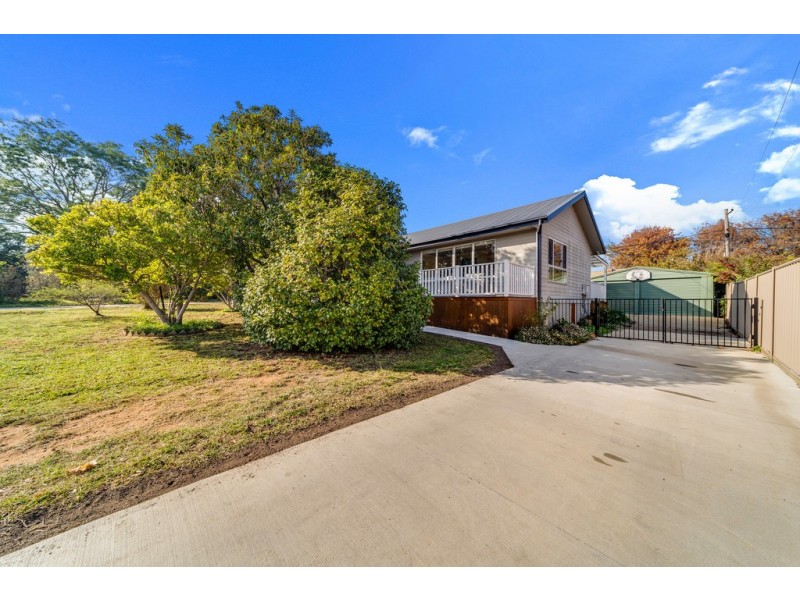 10 Narambi Street, Narrabundah ACT 2604