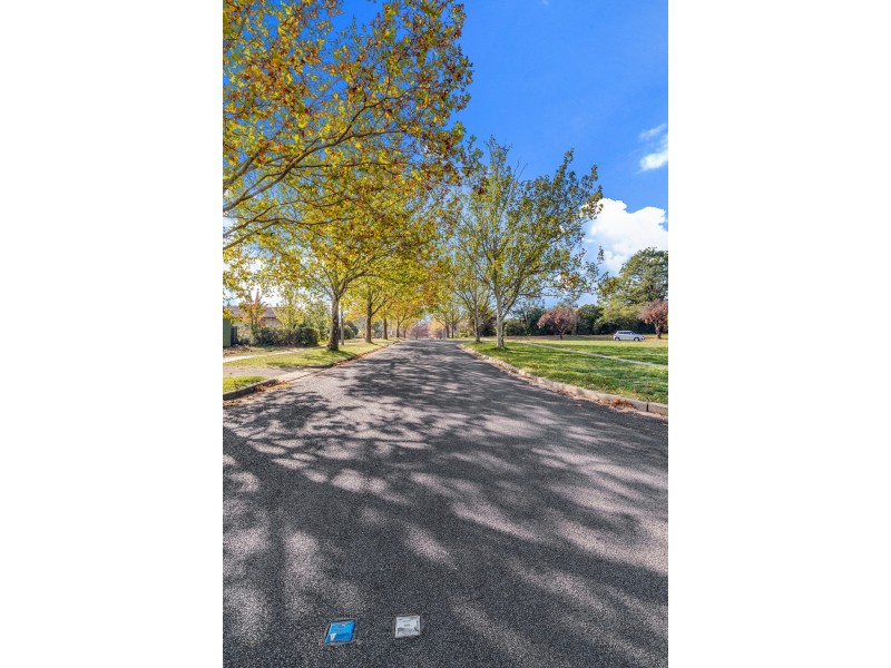 10 Narambi Street, Narrabundah ACT 2604