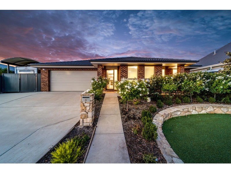 4 Cazneaux Crescent, Weston ACT 2611