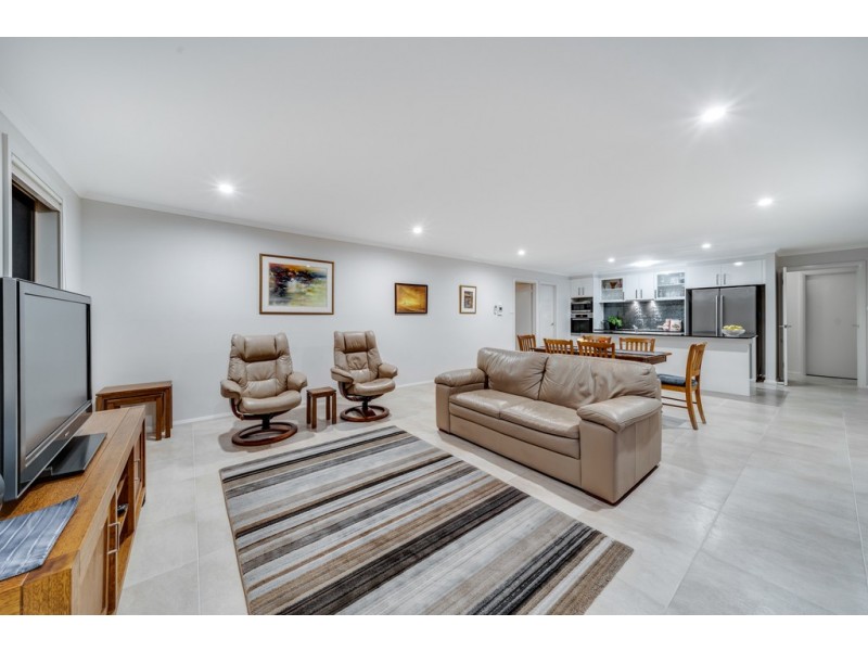 4 Cazneaux Crescent, Weston ACT 2611