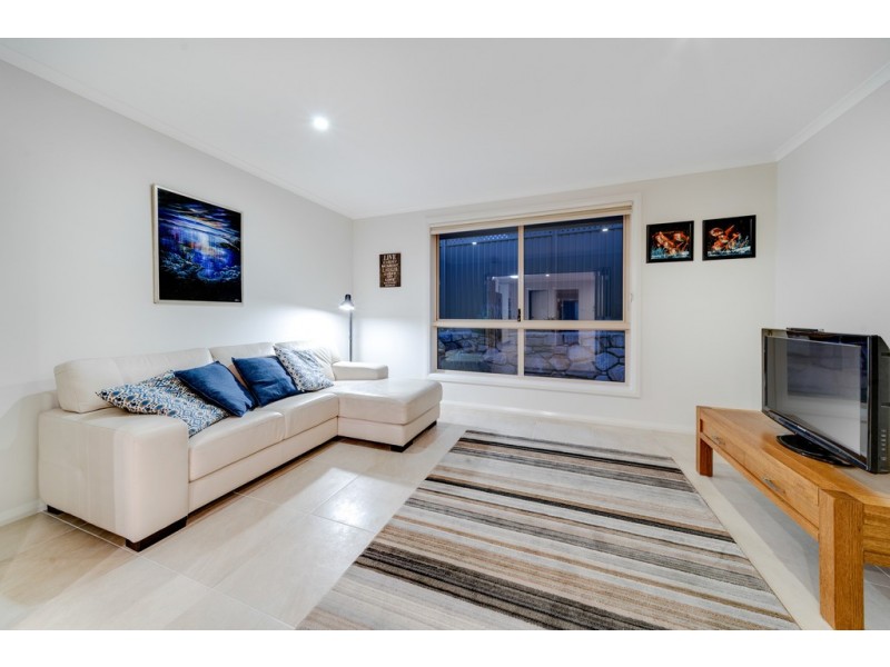 4 Cazneaux Crescent, Weston ACT 2611