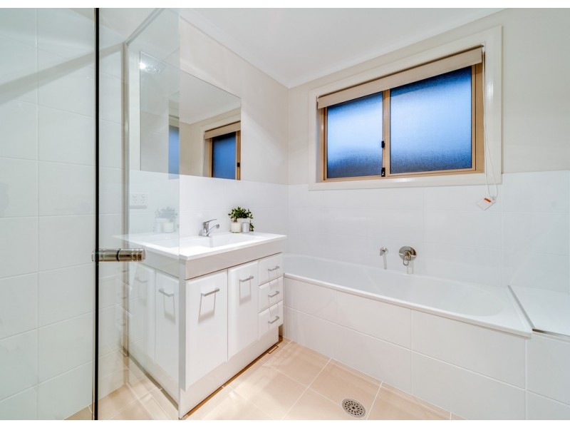 4 Cazneaux Crescent, Weston ACT 2611
