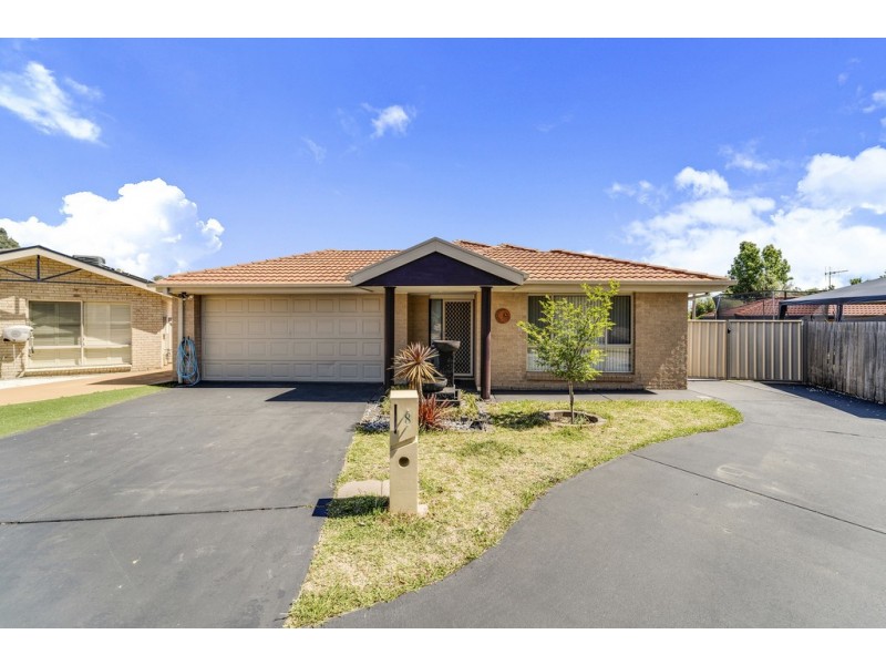 8 Lovely Close, Dunlop ACT 2615