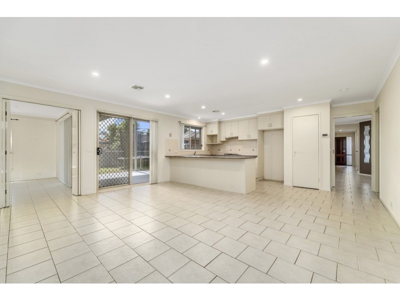 8 Lovely Close, Dunlop ACT 2615