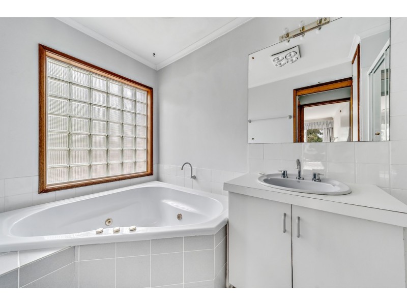 4 Kilby Crescent, Weetangera ACT 2614