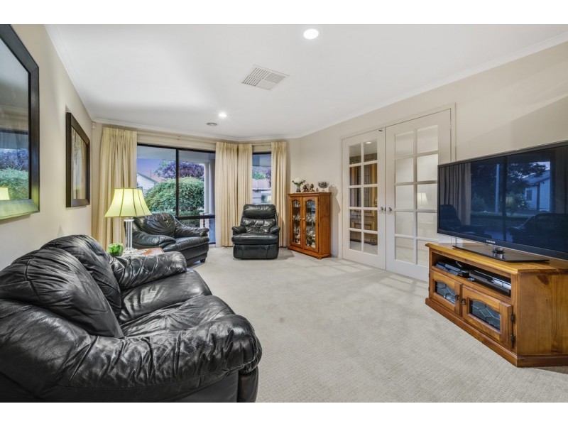 8 Bega Place, Narrabundah ACT 2604