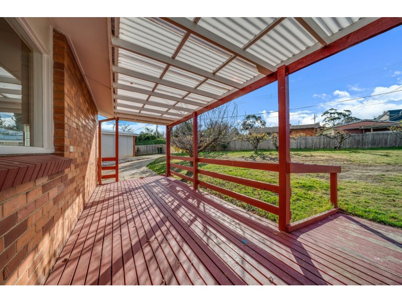 16 Jensen Street, Hughes ACT 2605