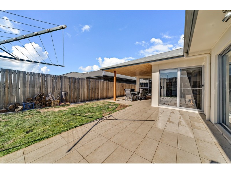 6 Rockley Parade, Googong NSW 2620
