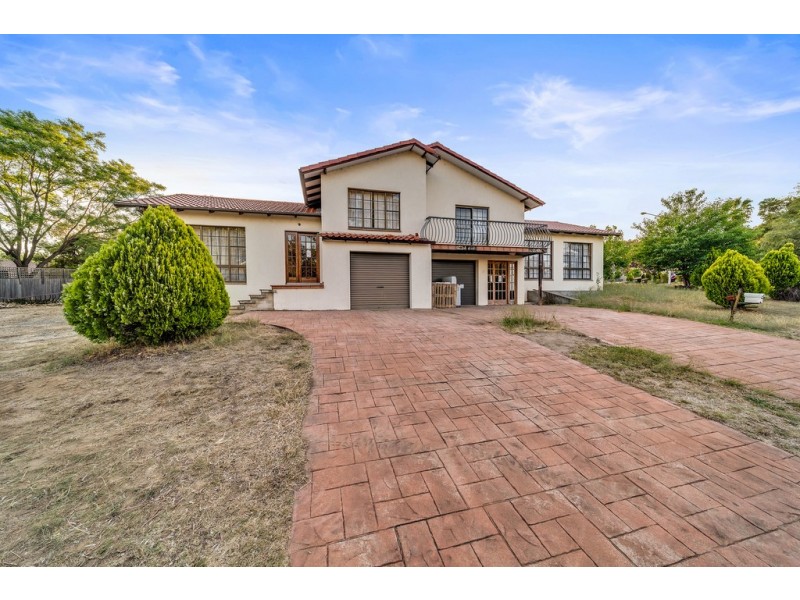 2 Piguenit Close, Lyneham ACT 2602