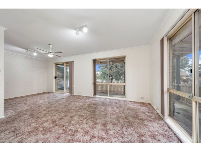 2 Leonard Close, Dunlop ACT 2615