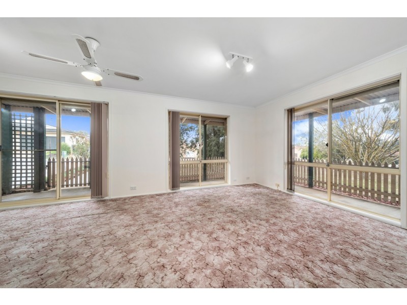 2 Leonard Close, Dunlop ACT 2615