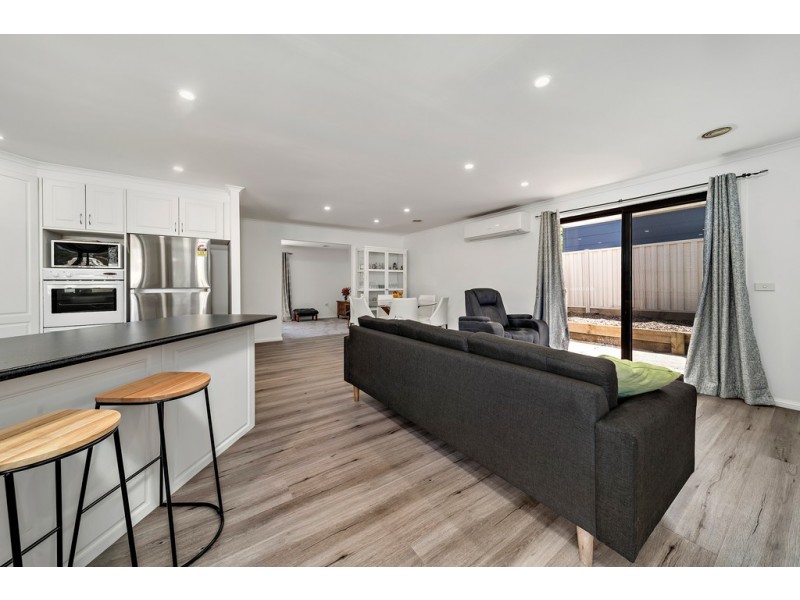 15 Wolff Crescent, Latham ACT 2615