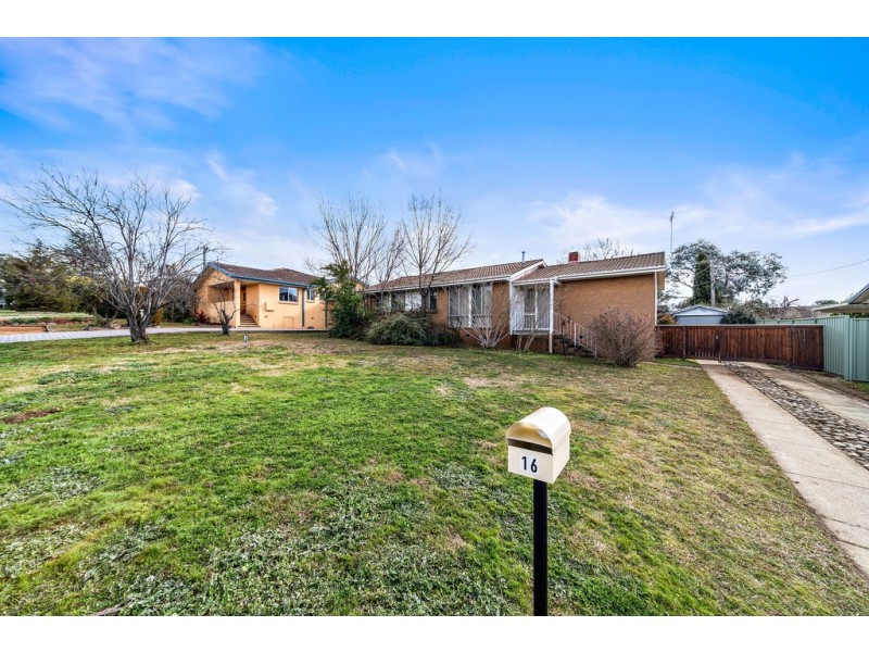 16 Diggles Street, Page ACT 2614