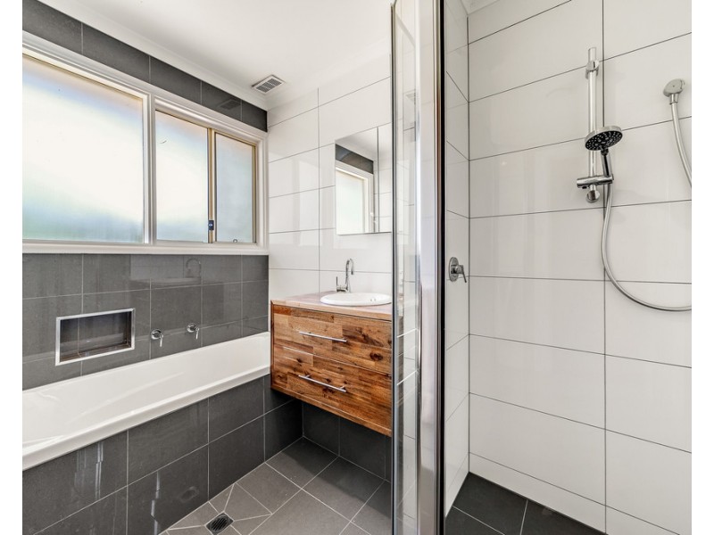 16 Gurner Place, Latham ACT 2615