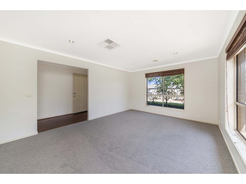 8 Fitton Close, Dunlop ACT 2615