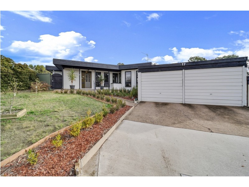 17 Solomon Crescent, Latham ACT 2615