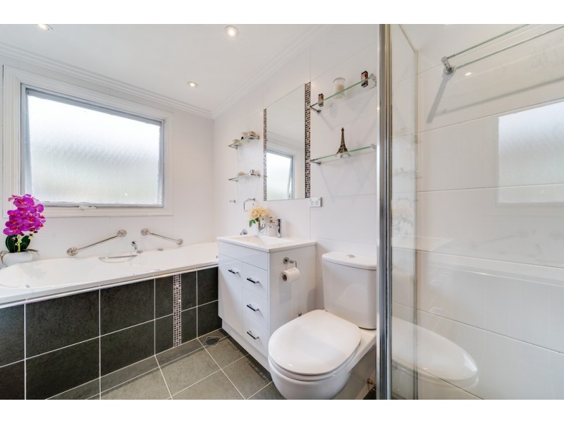 17 Solomon Crescent, Latham ACT 2615