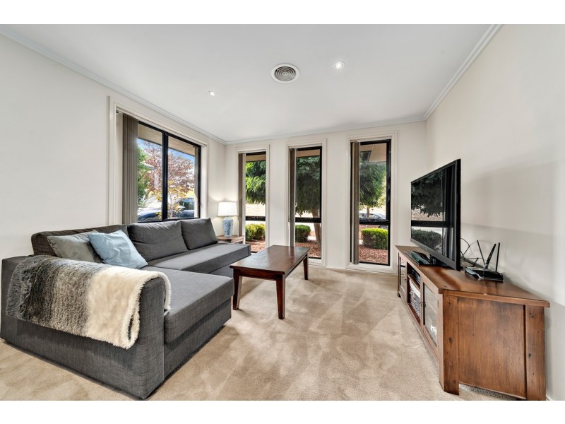 8 Dorothy Green Crescent, Franklin ACT 2913