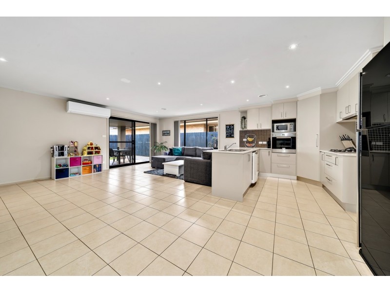 8 Dorothy Green Crescent, Franklin ACT 2913