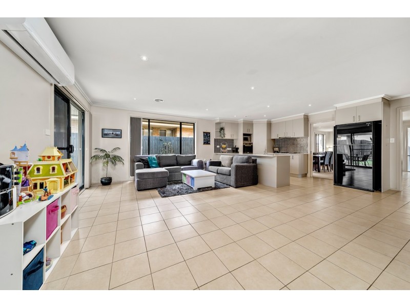 8 Dorothy Green Crescent, Franklin ACT 2913