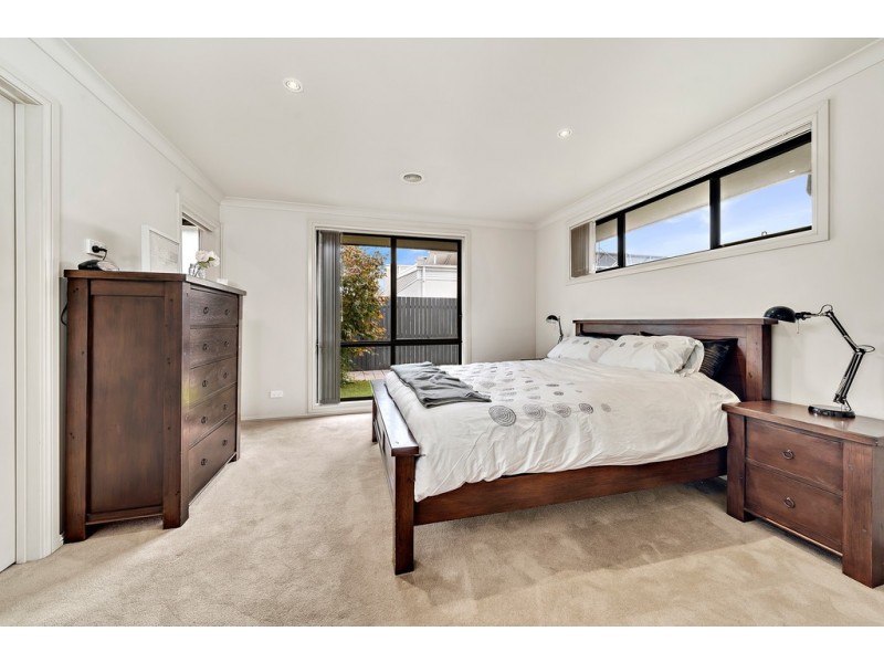 8 Dorothy Green Crescent, Franklin ACT 2913