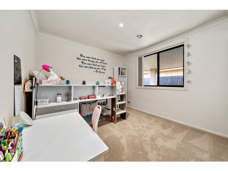 8 Dorothy Green Crescent, Franklin ACT 2913