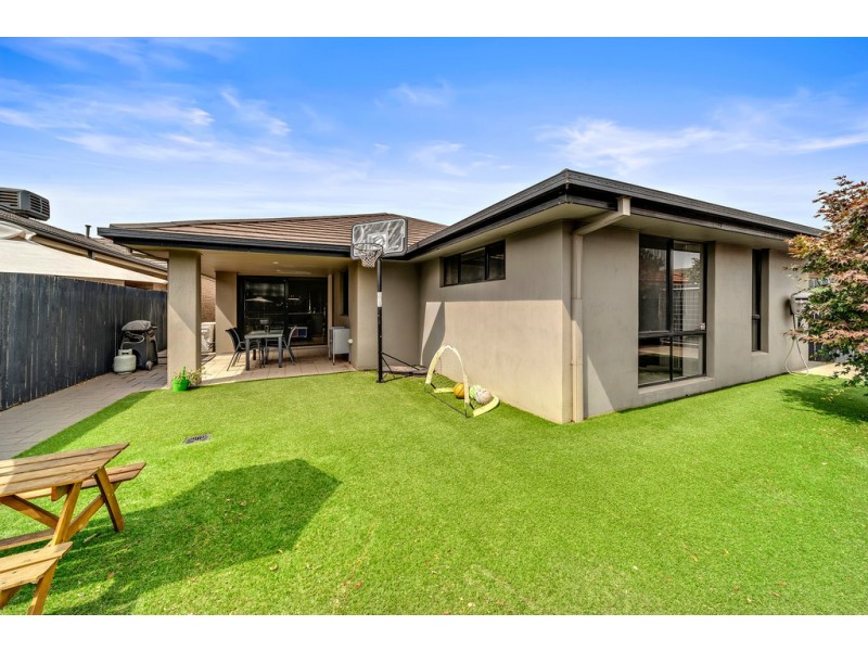 8 Dorothy Green Crescent, Franklin ACT 2913