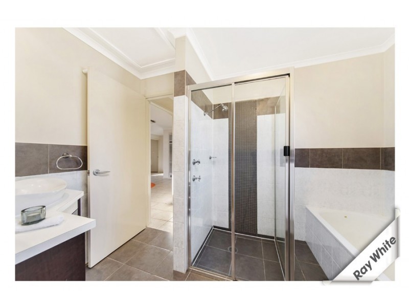 2/2 Edmunds Place, Spence ACT 2615