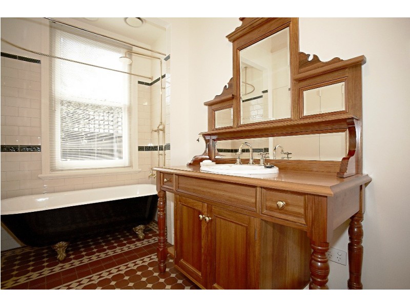 10 Ruskin St, Elwood VIC 3184