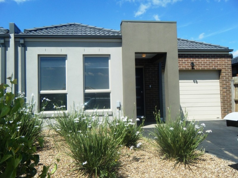 2/25 Westmeadows Lane, Truganina VIC 3029