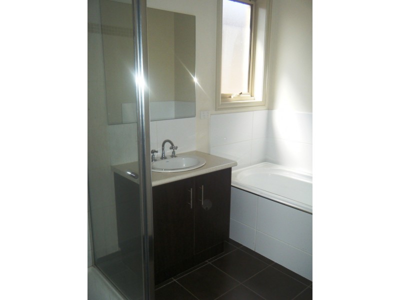 2/25 Westmeadows Lane, Truganina VIC 3029