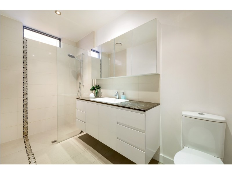 8 Dryden Street, Elwood VIC 3184