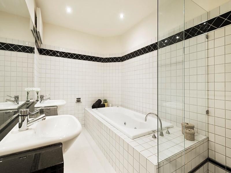 1a West Beach rd, St Kilda West VIC 3182