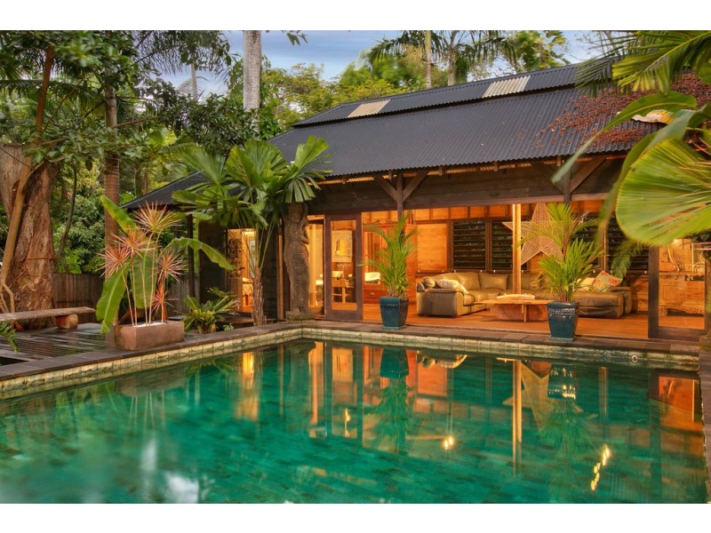 11 Buchan Street, Palm Cove QLD 4879