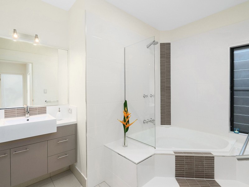8 Retreat Close, Palm Cove QLD 4879